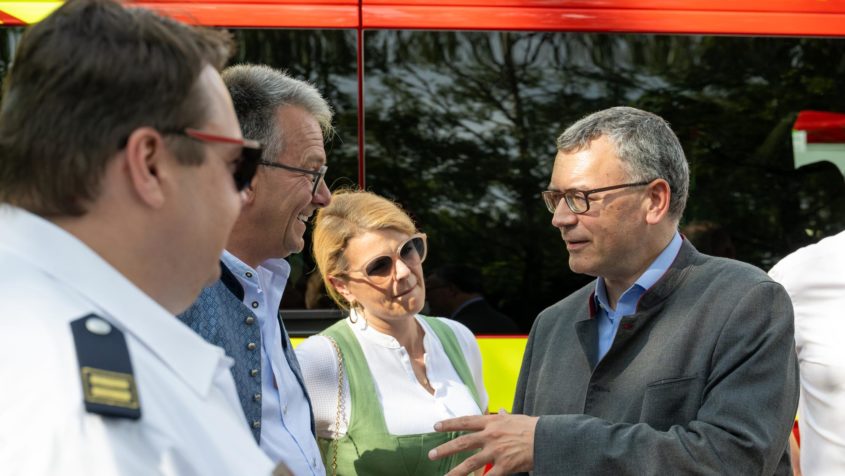 Staatsminister Dr. Florian Herrmann im Gespräch mit dem Fürstenfeldbrucker Landrat Thomas Karmasin.