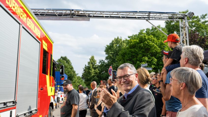 "100 Jahre Freiwillige Feuerwehr Gernlinden – ein stolzes Jubiläum! Seit einem Jahrhundert steht die FFW Gernlinden für Einsatzbereitschaft, Gemeinschaft und gelebtes Ehrenamt." - Staatsminister Dr. Florian Herrmann.
