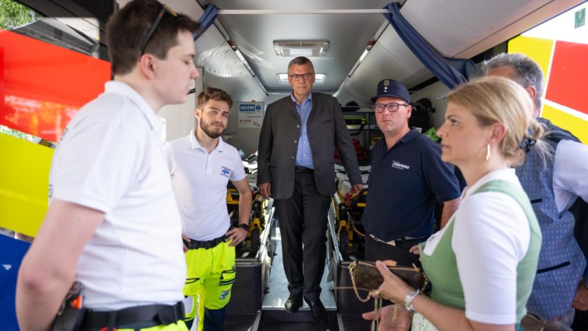"Unsere Freiwilligen Feuerwehren – genauso wie Polizei, Rettungsdienste und das THW sind unverzichtbare Stützen unserer Gesellschaft. Sie sorgen für Sicherheit, helfen in Notlagen und stehen für Solidarität und Zusammenhalt." - Staatsminister Dr. Florian Herrmann.
