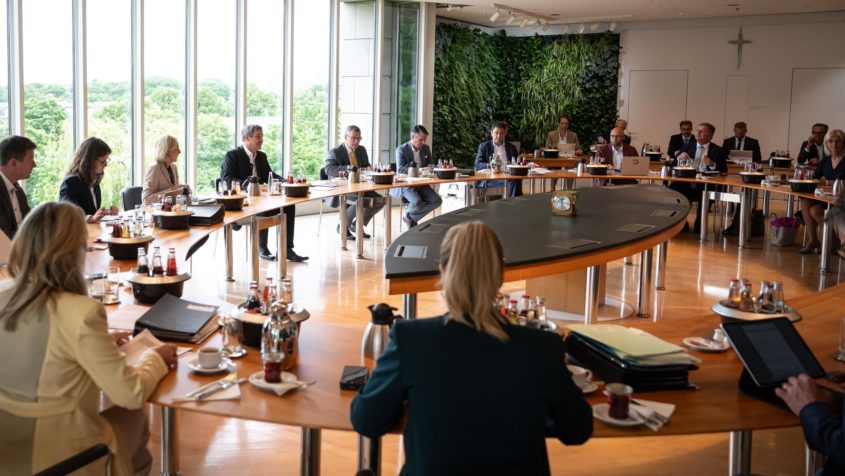 Das Kabinett befasst sich in seiner Sitzung am 8. Juli 2025 unter anderem mit arbeitsmarktpolitischen Themen.