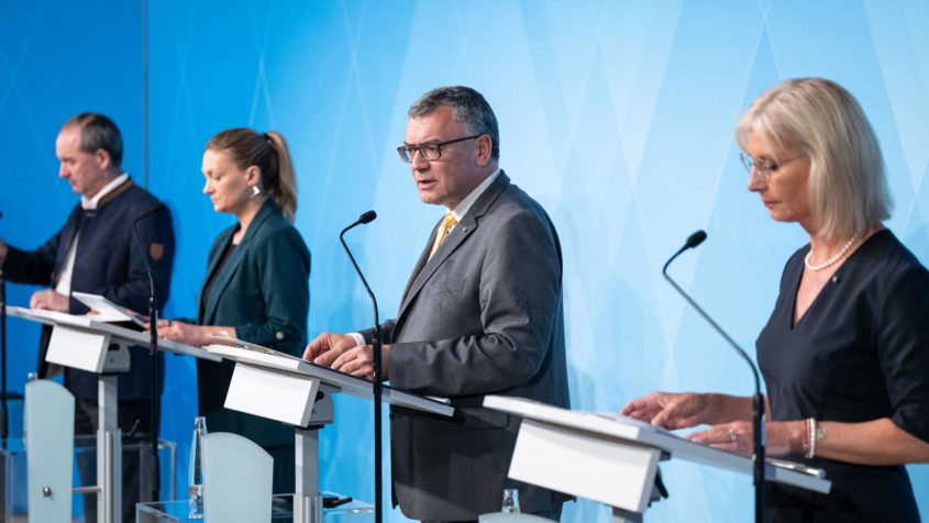 Die Pressekonferenz mit Wirtschaftsminister Hubert Aiwanger, Gesundheitsministerin Judith Gerlach, Staatskanzleiminister Dr. Florian Herrmann und Arbeitsministerin Ulrike Scharf findet im Foyer des Prinz-Carl-Palais statt.