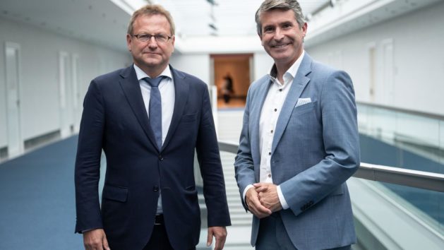 In der Staatskanzlei: Der Botschafter der Bundesrepublik Deutschland in Taschkent, Manfred Huterer (links), und Europaminister Eric Beißwenger (rechts).