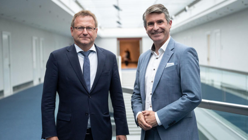 In der Staatskanzlei: Der Botschafter der Bundesrepublik Deutschland in Taschkent, Manfred Huterer (links), und Europaminister Eric Beißwenger (rechts).
