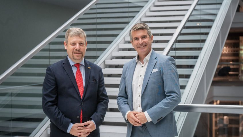 Europaminister Eric Beißwenger (rechts) und der Botschafter des Königreichs Belgien, Piet Alfons M. Heirbaut (links), in der Staatskanzlei.
