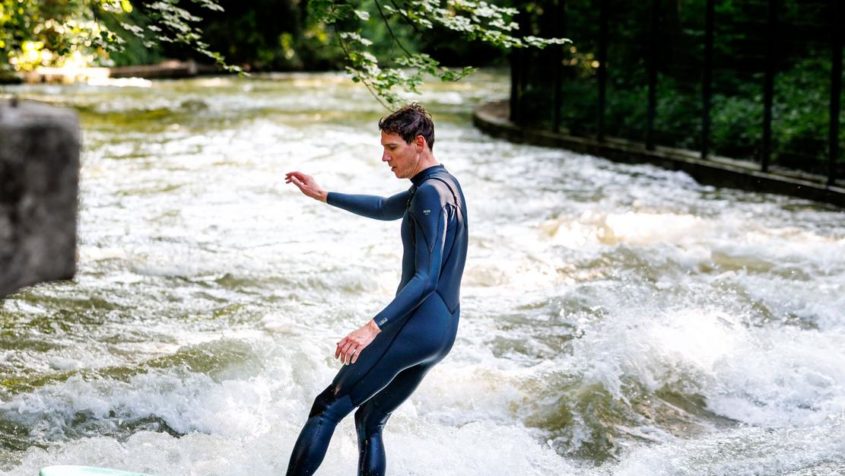 Ein Surfer an der Dianabadschwelle in München.