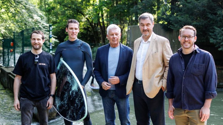 Gruppenbild an der Dianabadschwelle in München unter anderem mit Münchens Oberbürgermeister Dieter Reiter (Mitte) und Ministerpräsident Dr. Markus Söder (2. von rechts).