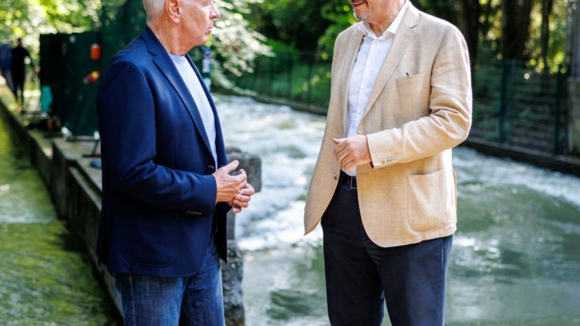 Münchens Oberbürgermeister Dieter Reiter (links) im Gespräch mit Ministerpräsident Dr. Markus Söder (rechts).