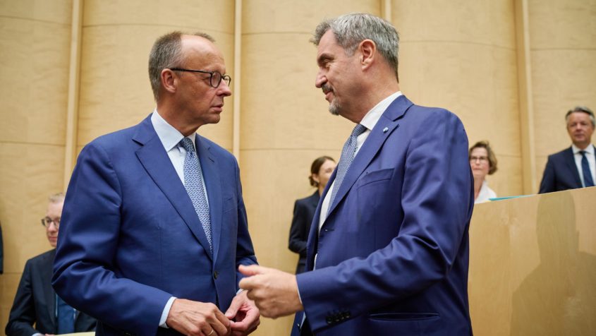 Bundeskanzler Friedrich Merz (links) im Gespräch mit Ministerpräsident Dr. Markus Söder (rechts).