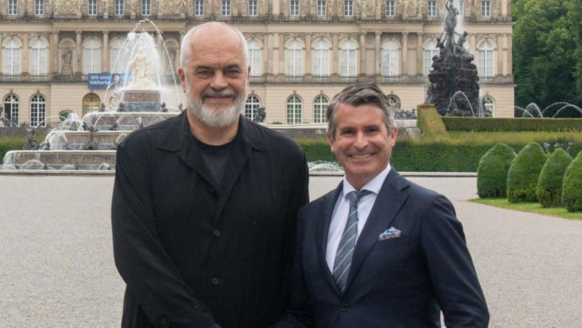 Der albanische Premierminister Edi Rama (links) und Europaminister Eric Beißwenger (links) vor dem Schloss Herrenchiemsee.