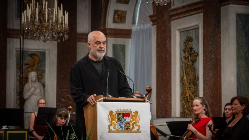 Albaniens Premierminister Edi Rama hält die Festrede.