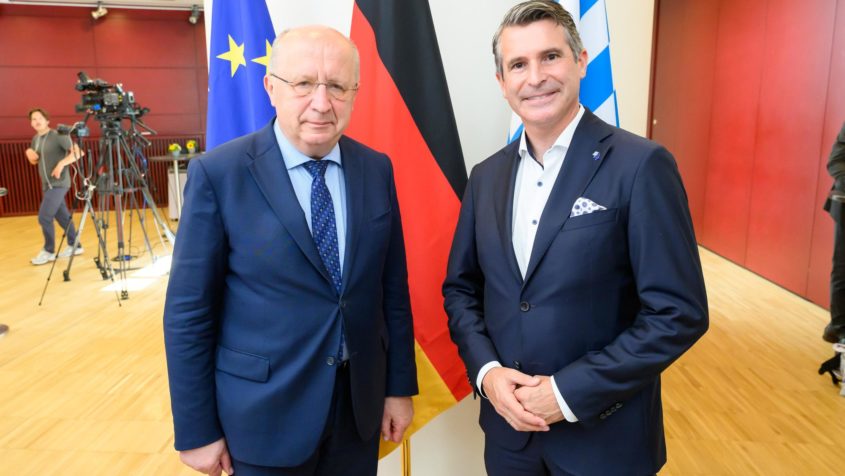 Der EU-Kommissar für Verteidigung und Raumfahrt, Andrius Kubilius (links), und Europaminister Eric Beißwenger (rechts).