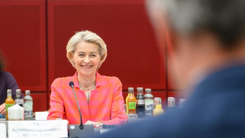 Die Präsidentin der Europäischen Kommission, Dr. Ursula von der Leyen, nimmt an der Sitzung des Bayerischen Kabinetts in Brüssel teil.