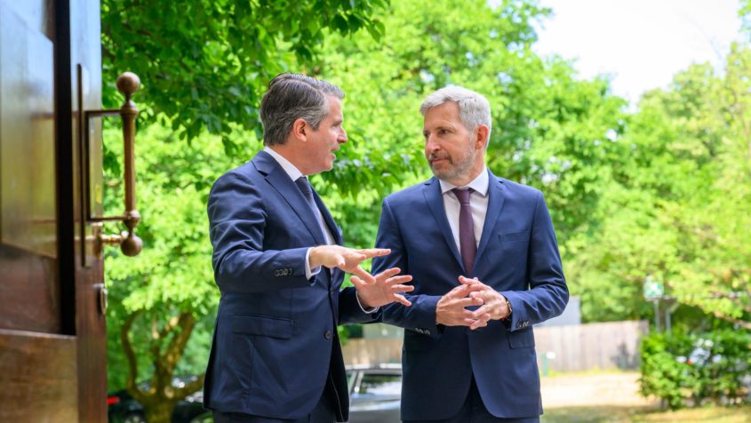 Bayerns Staatsminister für Europaangelegenheiten und Internationales, Eric Beißwenger (links), empfängt den Gouverneur der argentinischen Provinz Entre Ríos, Rogelio Frigerio (rechts), vor dem Prinz-Carl-Palais.