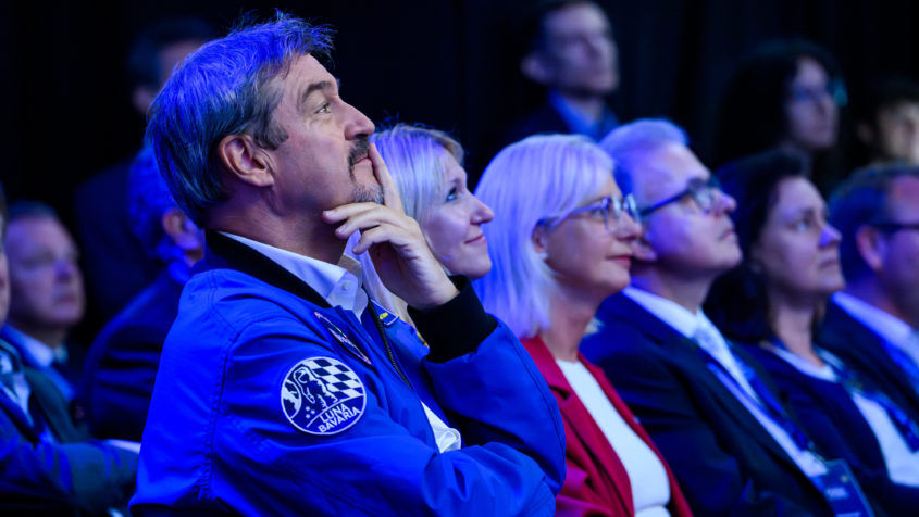 "Die Raumfahrt ist aber nicht nur wirtschaftlich wichtig, sondern ermöglicht uns einen neuen Blick auf die Erde für die Bewahrung der Schöpfung." - Ministerpräsident Dr. Markus Söder.