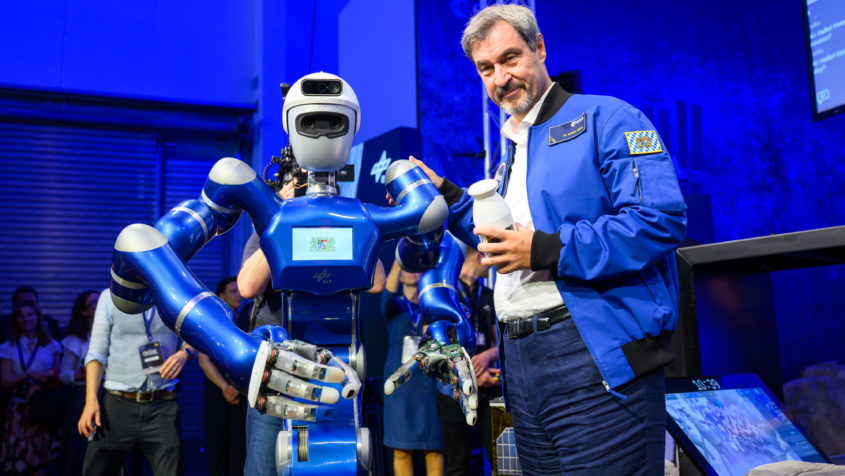 Der „Robonaut“ Justin und Ministerpräsident Dr. Markus Söder.