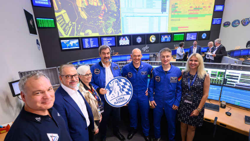 Gruppenbild im Kontrollzentrum (v.l.n.r.): Dr. Walther Pelzer (DLR-Vorstandsmitglied und Generaldirektor der Deutschen Raumfahrtagentur im DLR), Dr. Josef Aschbacher (ESA-Generaldirektor), Prof. Dr. Anke Kaysser-Pyzalla (DLR-Vorstandsvorsitzende), Ministerpräsident Dr. Markus Söder, ESA-Astronaut Dr. Alexander Gerst, ESA-Astronaut Dr. Matthias Maurer und Dr. Silke Launert (Parlamentarische Staatssekretärin bei der Bundesministerin für Forschung, Technologie und Raumfahrt).