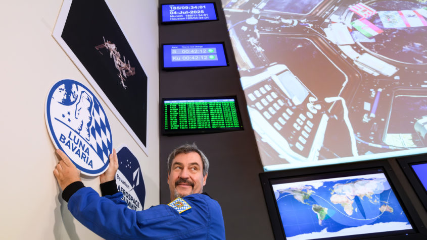 Im ISS-Kontrollzentrum bringt Ministerpräsident Dr. Markus Söder das Mission-Patch 2025 an.