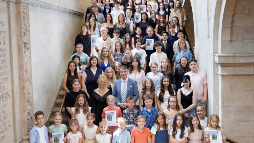 Gruppenbild mit Europaminister Eric Beißwenger und den bayerischen Bundessiegern des „Europäischen Wettbewerbs 2025“.
