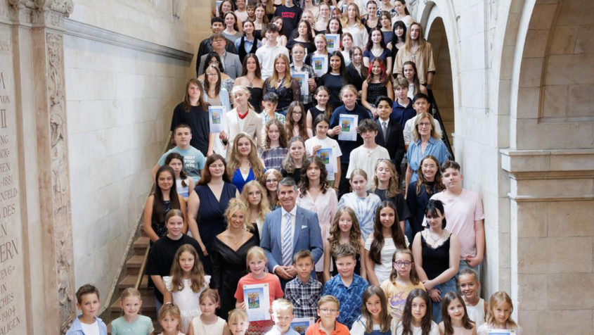 Gruppenbild mit Europaminister Eric Beißwenger und den bayerischen Bundessiegern des „Europäischen Wettbewerbs 2025“.