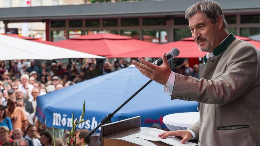 "Mit Ober-, Mittel- und Unterfranken hat jeder Landstrich seine kleinen und liebenswerten Eigenheiten, doch letztlich eint uns alle die fränkische Herkunft. Es sind die Menschen, die unsere Heimat ausmachen: Franken sind bekannt für ihre Freundlichkeit, Bescheidenheit, ihren Humor und unverkennbaren Dialekt!" - Ministerpräsident Dr. Markus Söder.