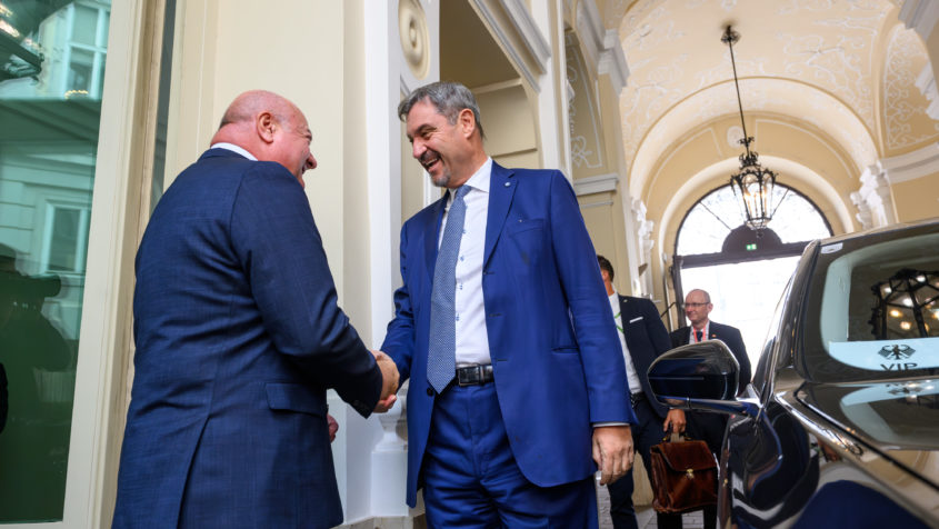 Besuch in der österreichischen Hauptstadt Wien: Ministerpräsident Dr. Markus Söder (rechts) trifft Österreichs Bundeskanzler Dr. Christian Stocker (links) zu einem Arbeitsgespräch.