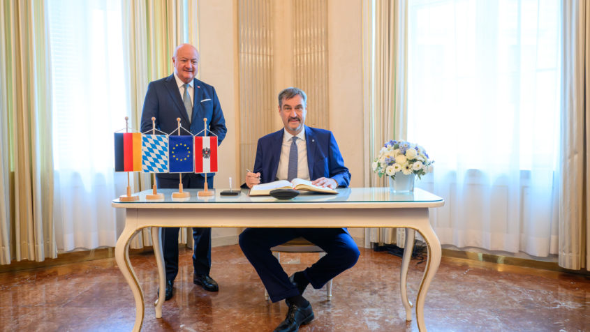 Im Beisein von Österreichs Bundeskanzler Dr. Christian Stocker (links) trägt sich Ministerpräsident Dr. Markus Söder (rechts) in das Gästebuch des Bundeskanzleramts der Republik Österreich ein.