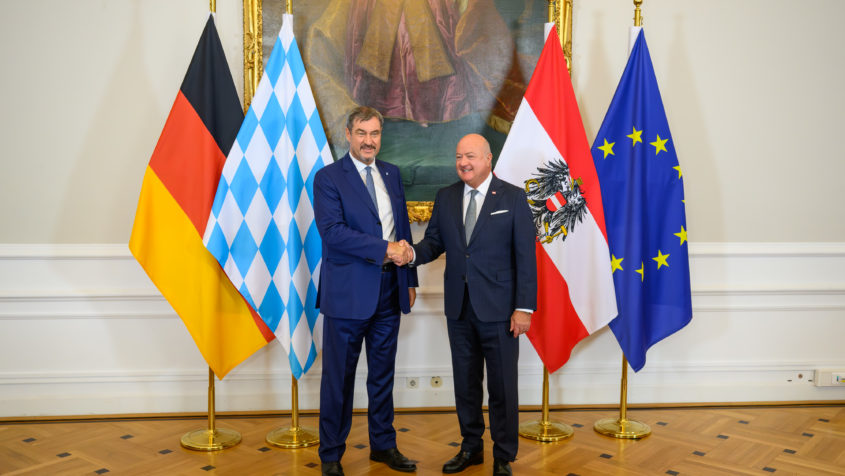 Österreichs Bundeskanzler Dr. Christian Stocker (rechts) begrüßt Ministerpräsident Dr. Markus Söder (links) im Bundeskanzleramt.