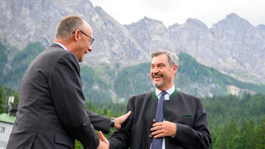 Ministerpräsident Dr. Markus Söder (rechts) begrüßt Bundeskanzler Friedrich Merz (links).