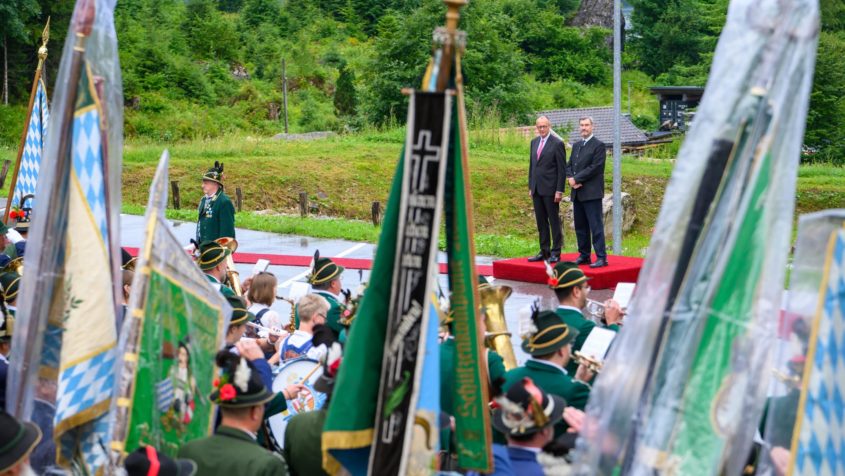 Der Musikzug der Gebirgsschützenkompanie Garmisch, Fahnenabordnungen aller Gebirgsschützenkompanien, der Ehrenzug der Gebirgsschützenkompanie Garmisch und der Salutzug der Gebirgsschützenkompanie Garmisch beim ersten offiziellen Besuch des Bundeskanzlers im Freistaat Bayern.