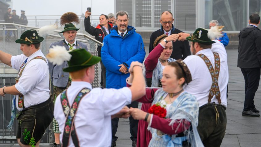 Schuhplattler-Auftritt der vier Tanzpaare des Volkstrachtenvereins D’Höllentaler Grainau für Ministerpräsident Dr. Markus Söder und Bundeskanzler Friedrich Merz.
