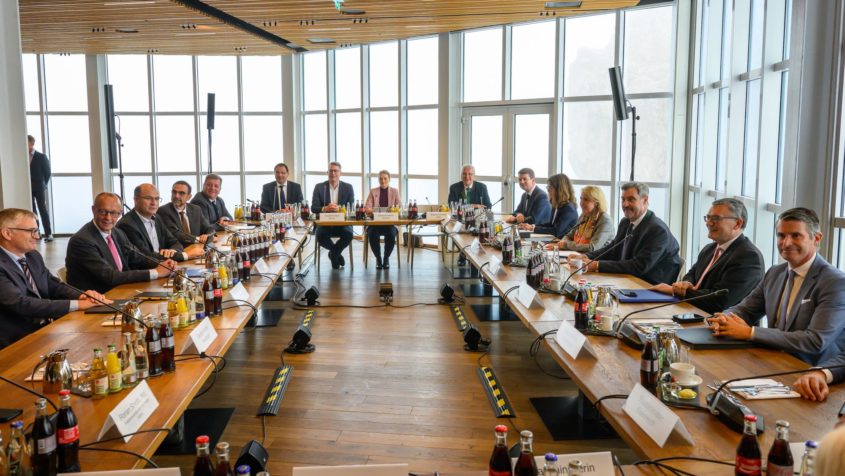 Die Kabinettssitzung mit Bundeskanzler Friedrich Merz findet unter Leitung von Ministerpräsident Dr. Markus Söder auf der Zugspitze statt.