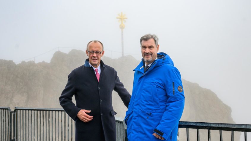 Bundeskanzler Friedrich Merz und Ministerpräsident Dr. Markus Söder vor dem Gipfelkreuz.