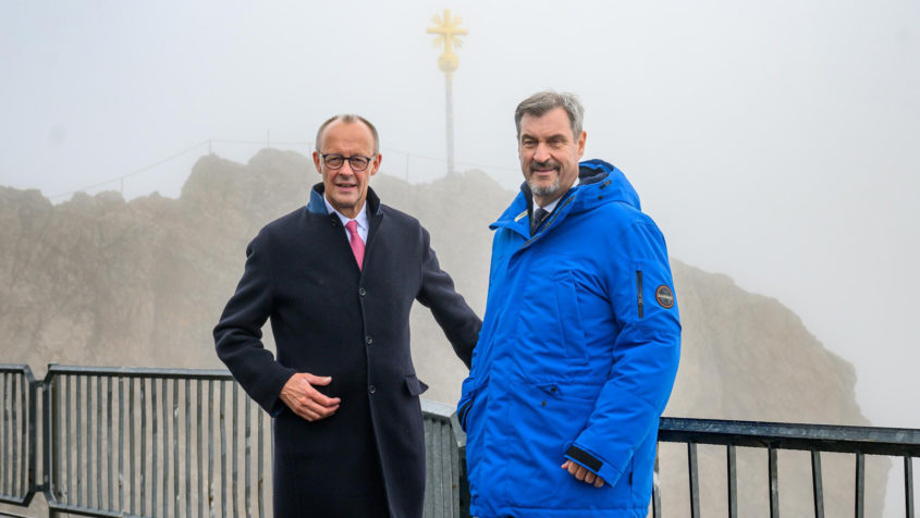 Bundeskanzler Friedrich Merz und Ministerpräsident Dr. Markus Söder vor dem Gipfelkreuz.