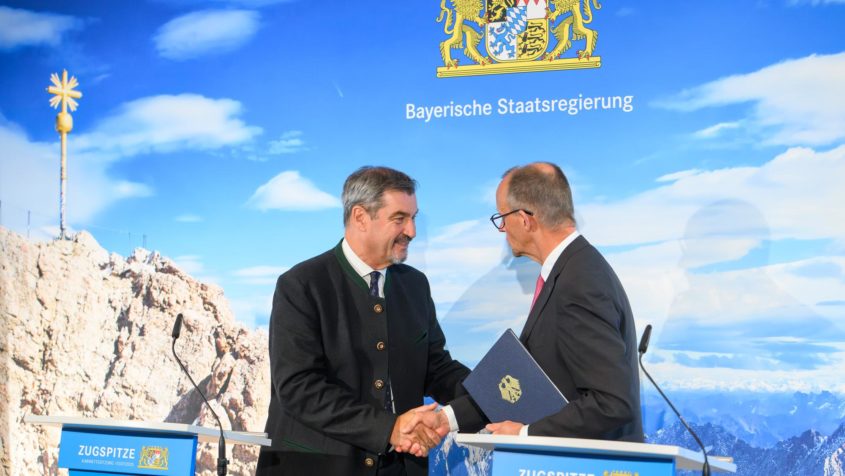 Ministerpräsident Dr. Markus Söder und Bundeskanzler Friedrich Merz nach der gemeinsamen Pressekonferenz zur Kabinettssitzung.