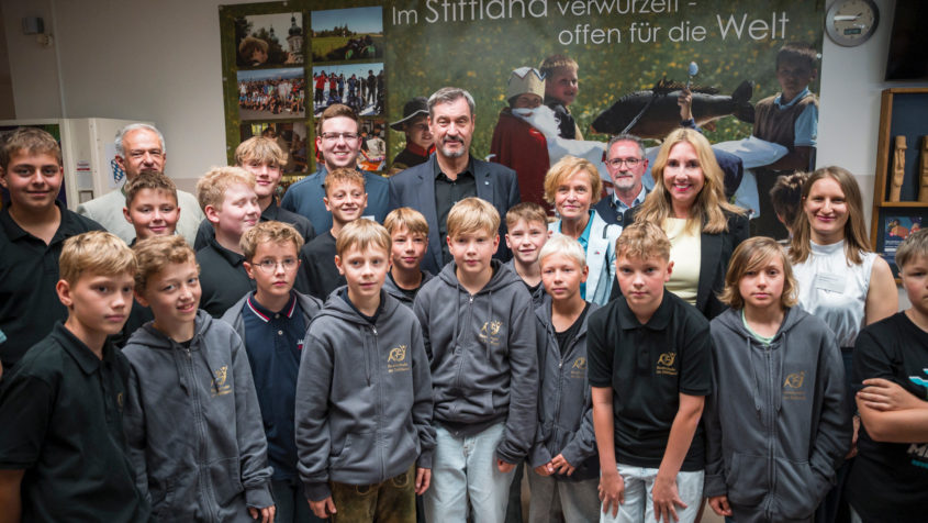 Gruppenbild: Ministerpräsident Dr. Markus Söder und Kultusministerin Anna Stolz mit Schülerinnen und Schülern der Staatlichen Realschule im Stiftland.