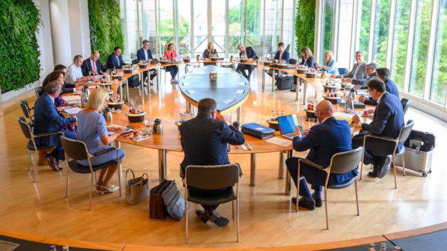 Die Kabinettssitzung findet im Ministerratssaal der Bayerischen Staatskanzlei statt.