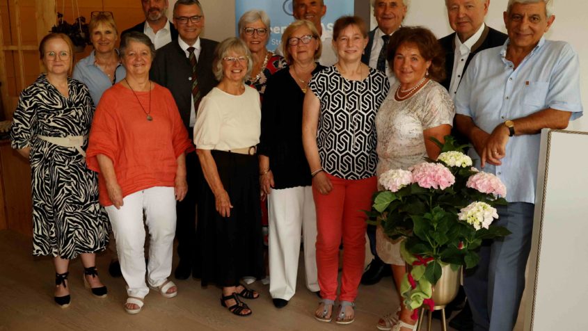 Gruppenbild mit Staatsminister Dr. Florian Herrmann bei der Eröffnung der Begegnungsstätte „Phoenix Oase“ in Freising. © Sebastian Grießl / Verein Phoenix e.V.