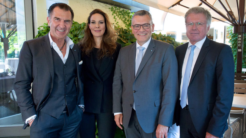 Gruppenbild (v.l.n.r.): Der Vorstandsvorsitzende des MVFP Bayern sowie Vorstand bei Hubert Burda Media, Philipp Welte, die Geschäftsführerin des MVFP Bayern, Anina Veigel, Medienminister Dr. Florian Herrmann und der Vorsitzende des MVFP Bayern, Horst Ohligschläger. © Christian Rudnik für MVFP