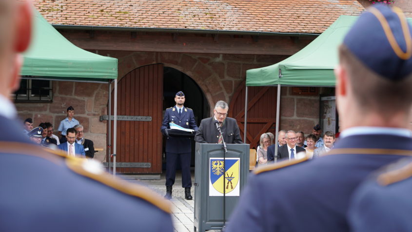 Staatsminister Dr. Florian Herrmann zum 60-jährigen Patenschaftsjubiläum der Stadt Heideck mit der 7. Kompanie des Luftwaffenausbildungsbataillons der Bundeswehr: "Was damals begann, lebt bis heute in zahlreichen gemeinsamen Aktionen, festlichen Gelöbnissen und tiefer gegenseitiger Wertschätzung weiter. Danke Bundeswehr! Danke Heideck!"