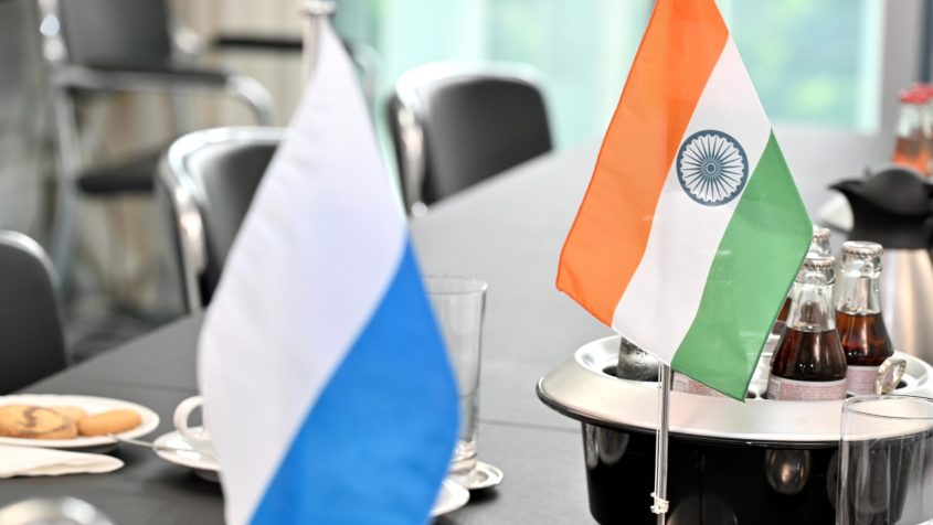 Staatsminister Dr. Florian Herrmann: "Angesichts der globalen Handels- und Zollveränderungen ist Indien ein zentraler Partner – wirtschaftlich wie geopolitisch. Besonders wichtig ist der zügige Abschluss des EU-Indien-Freihandelsabkommens – mit hoher Relevanz u.a. für die bayerische Automobilwirtschaft. Indien ist zudem ein Schlüsselland in der Fachkräfteanwerbung – mit großem Potenzial für Bayern als Wirtschafts- und Innovationsstandort."