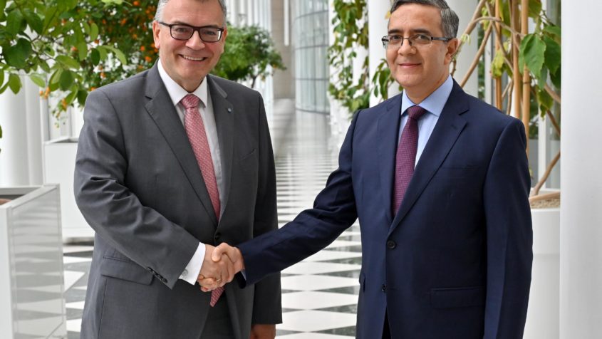 In der Staatskanzlei: Staatsminister Dr. Florian Herrmann (rechts) und der Botschafter der Republik Indien, Ajit Gupte (links).