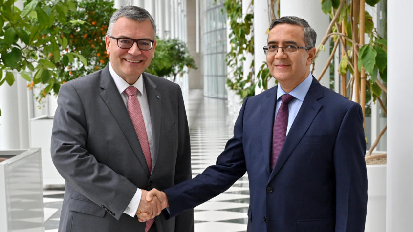 In der Staatskanzlei: Staatsminister Dr. Florian Herrmann (rechts) und der Botschafter der Republik Indien, Ajit Gupte (links).