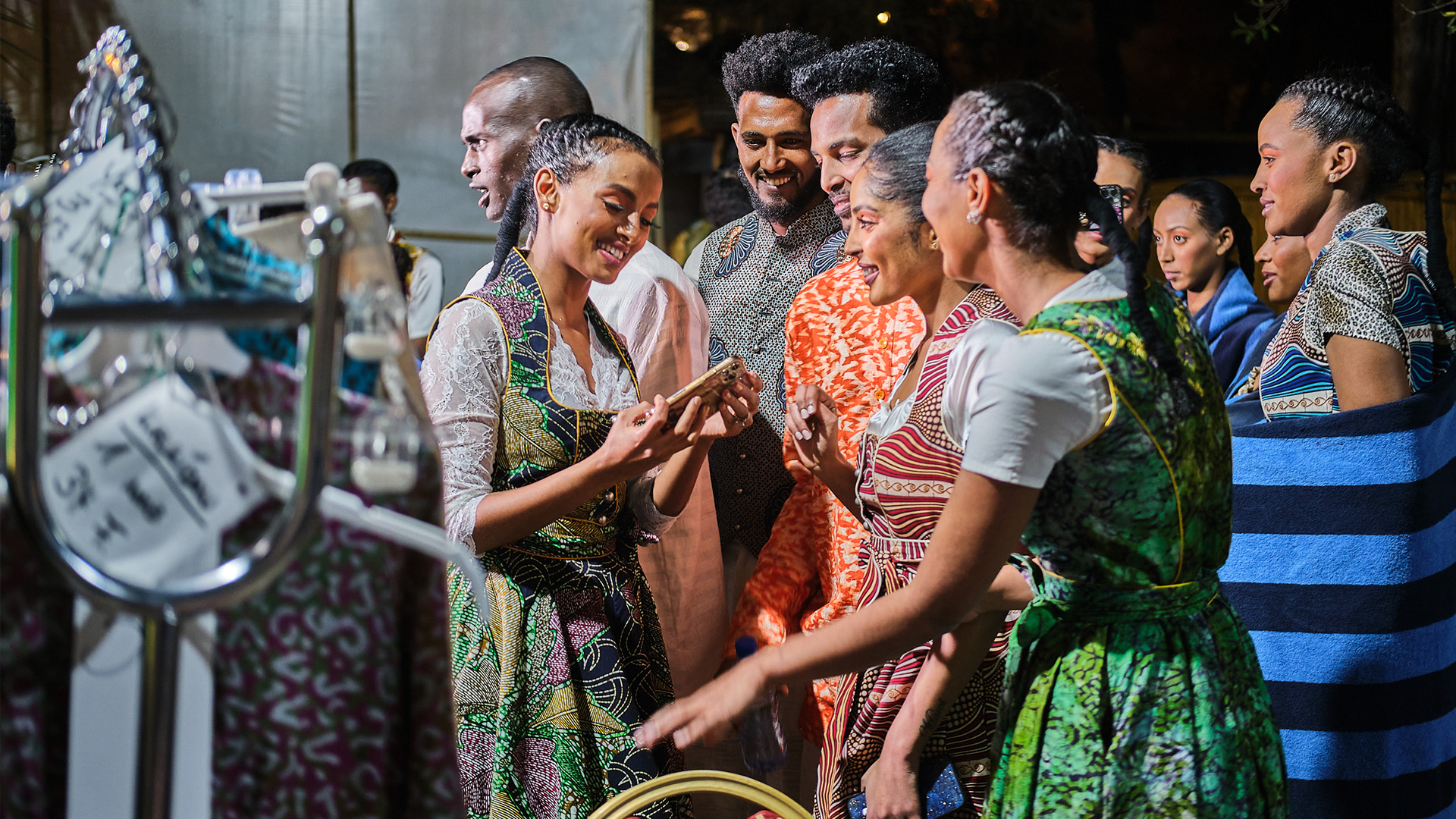 270711_Bayern in Afrika_Content_2 Traditionelle bayerische Dirndl aus afrikanischem Kitenge-Stoff. Modenschau organisiert vom Bayerischen Afrikabüro. © Attila Henning
