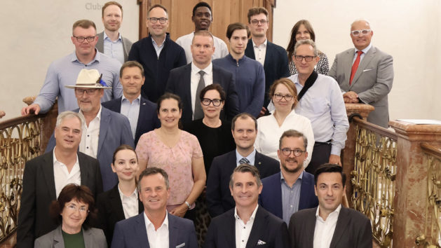 Gruppenbild zum Subsahara-Afrika-Lunch der IHK für München und Oberbayern mit Staatsminister Eric Beißwenger, dem Hauptgeschäftsführer der IHK für München und Oberbayern, Dr. Manfred Gößl, und weiteren Teilnehmern. © IHK für München und Oberbayern