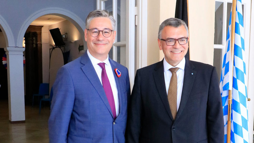 Der französische Generalkonsul Alexandre Vulic (links) empfängt Staatsminister Dr. Florian Herrmann (rechts) zu den Feierlichkeiten zum französischen Nationalfeiertag im Institut français München. © Generalkonsulat der Französischen Republik in München