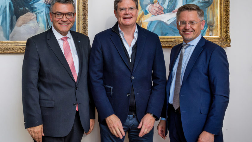 Im Maximilianeum (v.l.n.r.): Staatsminister Dr. Florian Herrmann, der CEO der Rohde & Schwarz GmbH & Co. KG, Christian Leicher, und der I. Vizepräsident des Bayerischen Landtags, Tobias Reiß. © Rohde & Schwarz GmbH & Co. KG
