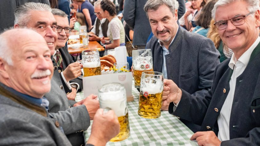 "Volksfeste mit zünftiger Blasmusik sind Ausdruck des bayerischen Lebensgefühls – sie verbinden Menschen und stärken unser gesellschaftliches Miteinander." - Ministerpräsident Dr. Markus Söder.