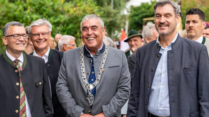 Staatsminister Dr. Florian Herrmann, der Erste Bürgermeister der Gemeinde Allershausen, Martin Vaas, und Ministerpräsident Dr. Markus Söder (v.l.n.r.).