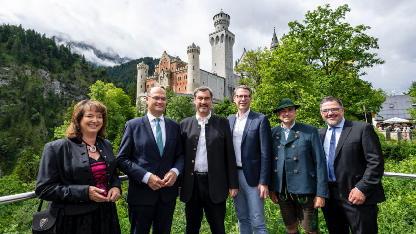 Die Landrätin des Landkreises Ostallgäu, Maria Rita Zinnecker, Finanz- und Heimatminister Albert Füracker, Ministerpräsident Dr. Markus Söder, Wissenschafts- und Kunstminister Markus Blume, der Erste Bürgermeister der Gemeinde Schwangau, Stefan Rinke, sowie MdL Andreas Kaufmann (v.l.n.r.).