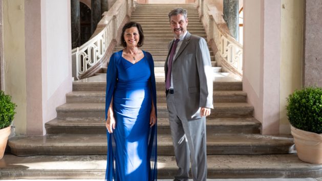Landtagspräsidentin Ilse Aigner (links) und Ministerpräsident Dr. Markus Söder (rechts) beim Sommerempfang des Bayerischen Landtages im Neuen Schloss Schleißheim.